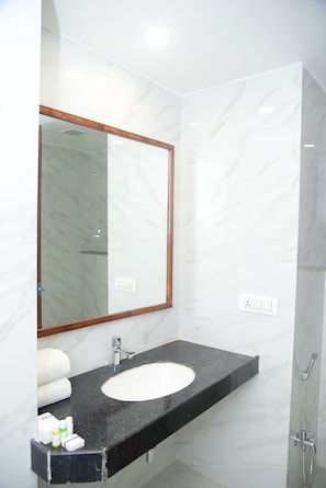 Standard Room, City View | Bathroom | Shower, free toiletries, towels, soap