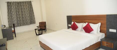 Escritorio, espacio para trabajar con laptop y wifi gratis