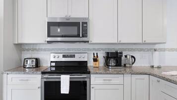 ثلاجة، ميكروويف، فرن، موقد طهي مسطح