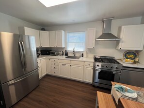 Micro-ondes, four, plaque de cuisson, lave-vaisselle