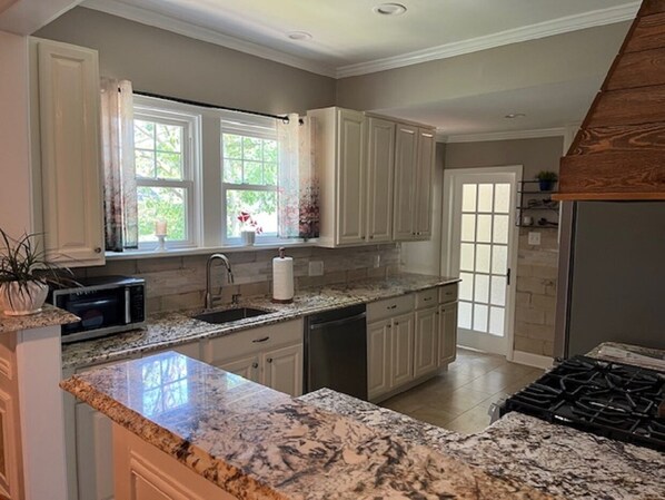 Fridge, microwave, oven, stovetop - Charming 3-bedroom house in marvelous Silver Spring - 7.5 miles to White House (Silver Spring)