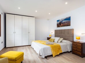 3 sovrum, skrivbord, strykjärn/strykbräda och wi-fi