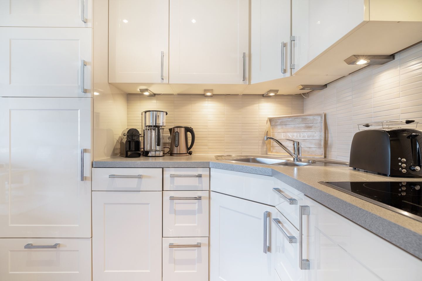 Coffee/tea maker, fridge, microwave, stovetop