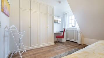 3 bedrooms, desk, iron/ironing board, WiFi