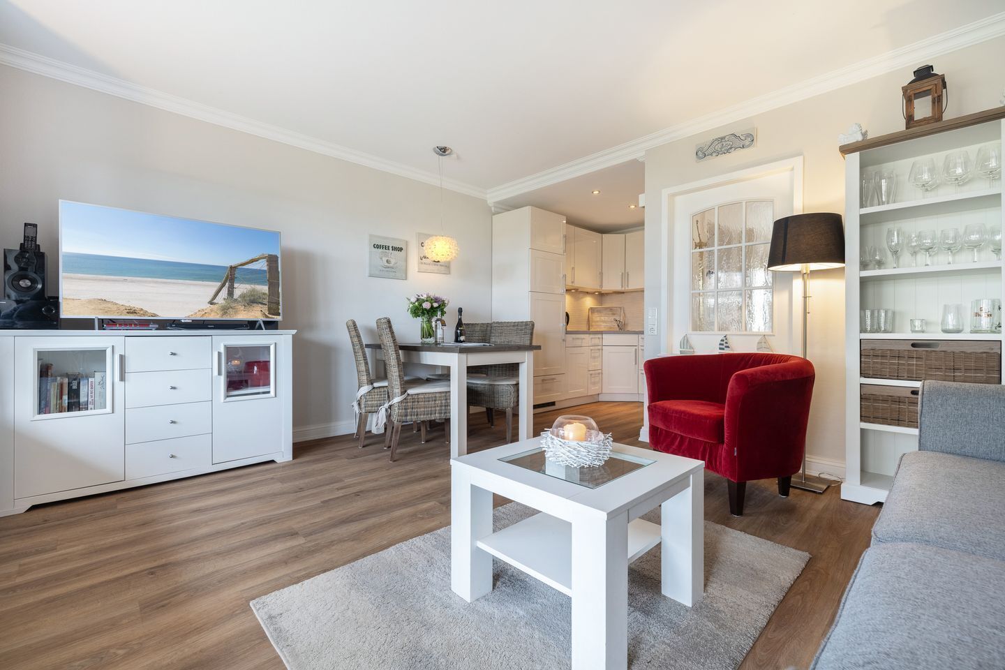 Fernseher, DVD-Player, Tischtennisplatte, Stereoanlage