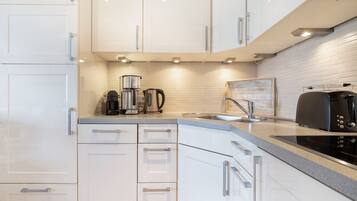 Kjøleskap, mikrobølgeovn, kokeplater og oppvaskmaskin