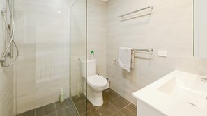 Shower - Swells at Copa - Stroll to the Beach and Shops (Copacabana)
