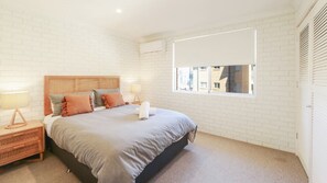 2 bedrooms, iron/ironing board, Internet, bed sheets - Swells at Copa - Stroll to the Beach and Shops (Copacabana)
