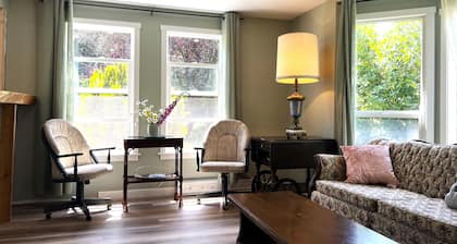 Orchard Cottage in Lantzville near Nanaimo Brand New Renovation
