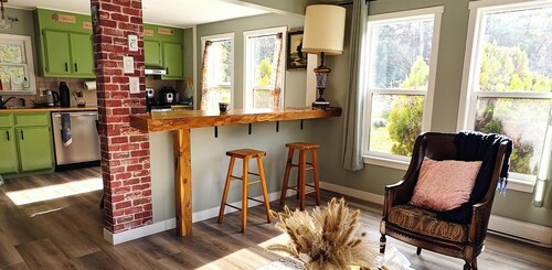 Orchard Cottage in Lantzville near Nanaimo Brand New Renovation