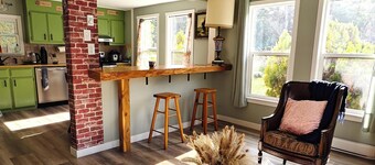 Orchard Cottage in Lantzville near Nanaimo Brand New Renovation