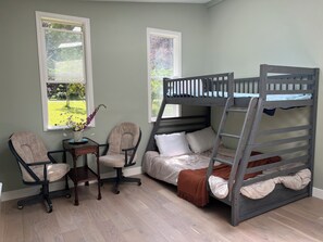 3 bedrooms, in-room safe, travel cot, free WiFi - Orchard Cottage in Lantzville near Nanaimo Brand New Renovation (Lantzville)