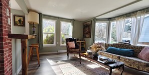 TV - Orchard Cottage in Lantzville near Nanaimo Brand New Renovation (Lantzville)