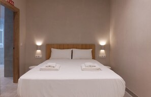 1 habitación, tabla de planchar con plancha y cuna de viaje 