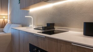 Eine moderne Küche mit Einbauofen, Herd und Spüle.