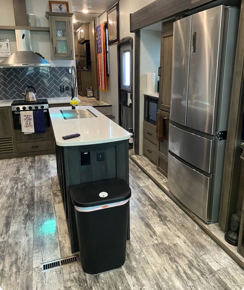 Cozy and Comfortable RV! 30 minutes from Theme Parks, 45 minutes from Canaveral 