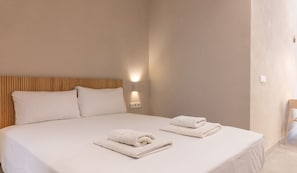 1 chambre, fer et planche à repasser, lit de bébé portatif