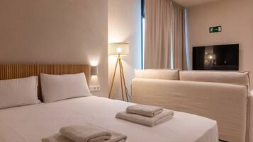 1 habitación, tabla de planchar con plancha y cuna de viaje