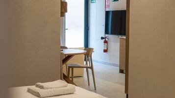 1 slaapkamer, een strijkplank/strijkijzer, reisbedje, gratis wifi