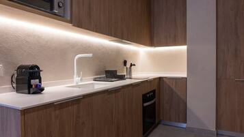 Frigorífico, microondas, horno y lavavajillas