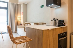 Kylskåp, mikrovågsugn, ugn och diskmaskin