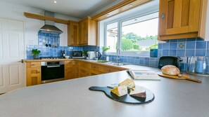 Kjøleskap, mikrobølgeovn, ovn og oppvaskmaskin