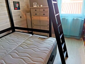 3 bedrooms, iron/ironing board, free WiFi