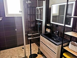 Dusche, Haartrockner, Handtücher
