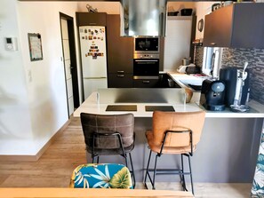 Frigorífico, microondas, horno y placa de cocina
