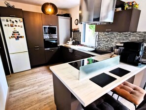 Réfrigérateur, micro-ondes, four, plaque de cuisson