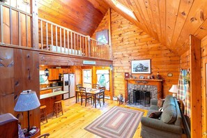 Smart TV, chimenea y videoteca