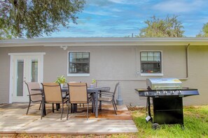 Outdoor dining - 3 BED 2 BATH Huge Yard Pet Friendly! In Riverview (Riverview)