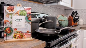 Une cuisine avec un présentoir à livres de cuisine où est exposé le livre « The Goodful Cookbook ».