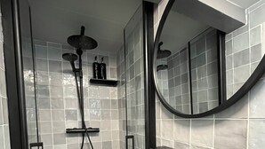 A modern bathroom with a shower, a sink, and a mirror. - Room/private bathroom in centre (Amsterdam)