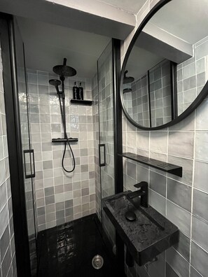 Een douche, een haardroger, handdoeken, zeep