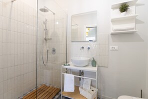 Een douche, een haardroger, handdoeken