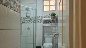 Een douche, een haardroger, handdoeken