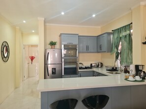 Refrigerador, microondas, horno, placa de cocina