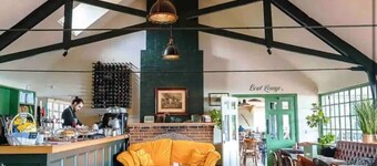 Sleeps 2 -Central Ellesmere -Parking - PetFriendly