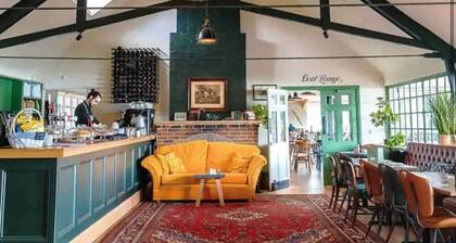 Sleeps 2 -Central Ellesmere -Parking - PetFriendly