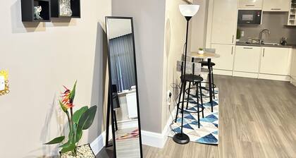 2 Bed Apartment - Sleeps 4 - Wifi - Parking