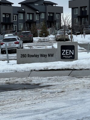 Un quartier résidentiel avec une plaque indiquant « 260, chemin Rowley, secteur nord-ouest » et « ZEN ROCKLAND PARK ».