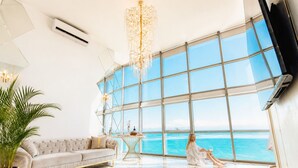 Panorama Wide Sea View | منطقة المعيشة | تلفزيون ذكي بحجم 45-بوصة يعرض قنوات تلفزيونية رقمية، أرضيات مدفأة