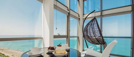 Panorama Mountain and Sea view | Area soggiorno | Smart TV 45 pollici con canali digitali, pavimenti riscaldati