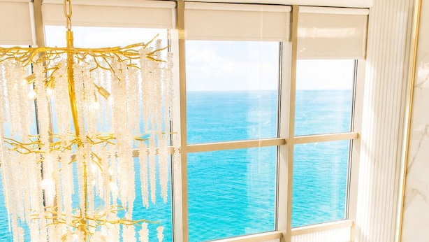 Panorama Wide Sea View | منطقة المعيشة | تلفزيون ذكي بحجم 45-بوصة يعرض قنوات تلفزيونية رقمية، أرضيات مدفأة