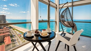 Panorama Mountain and Sea view | منطقة المعيشة | تلفزيون ذكي بحجم 45-بوصة يعرض قنوات تلفزيونية رقمية، أرضيات مدفأة