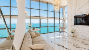 Panorama Wide Sea View | منطقة المعيشة | تلفزيون ذكي بحجم 45-بوصة يعرض قنوات تلفزيونية رقمية، أرضيات مدفأة