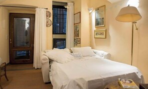 1 habitación, tabla de planchar con plancha, wifi y ropa de cama