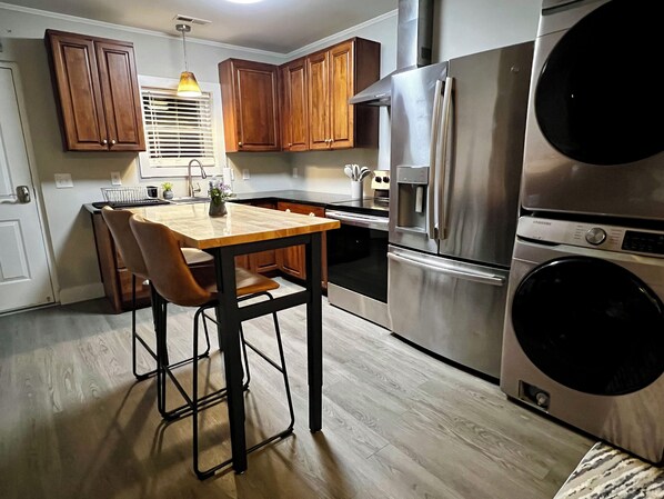 Geladeira, micro-ondas, fogão, cooktop