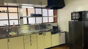 Casa básica, para não fumantes, cozinha americana | Cozinha privada | Geladeira grande, micro-ondas, cooktop, chaleira elétrica